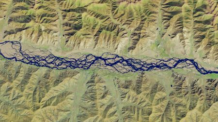 A satellite photo of the Yarlung Zangbo river, showing its many braids winding through mountains 